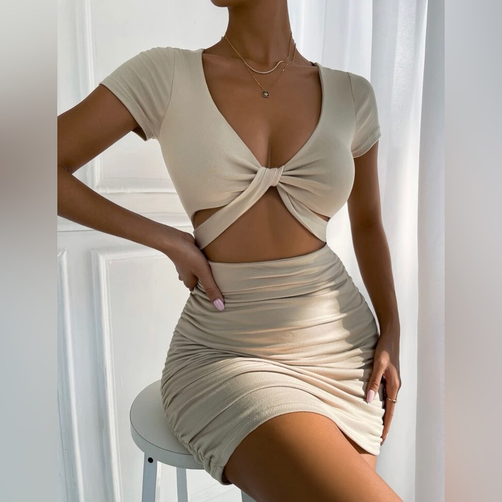 ❤️NWT❤️ Twist Front Cutout Ruched Dress - Size XS